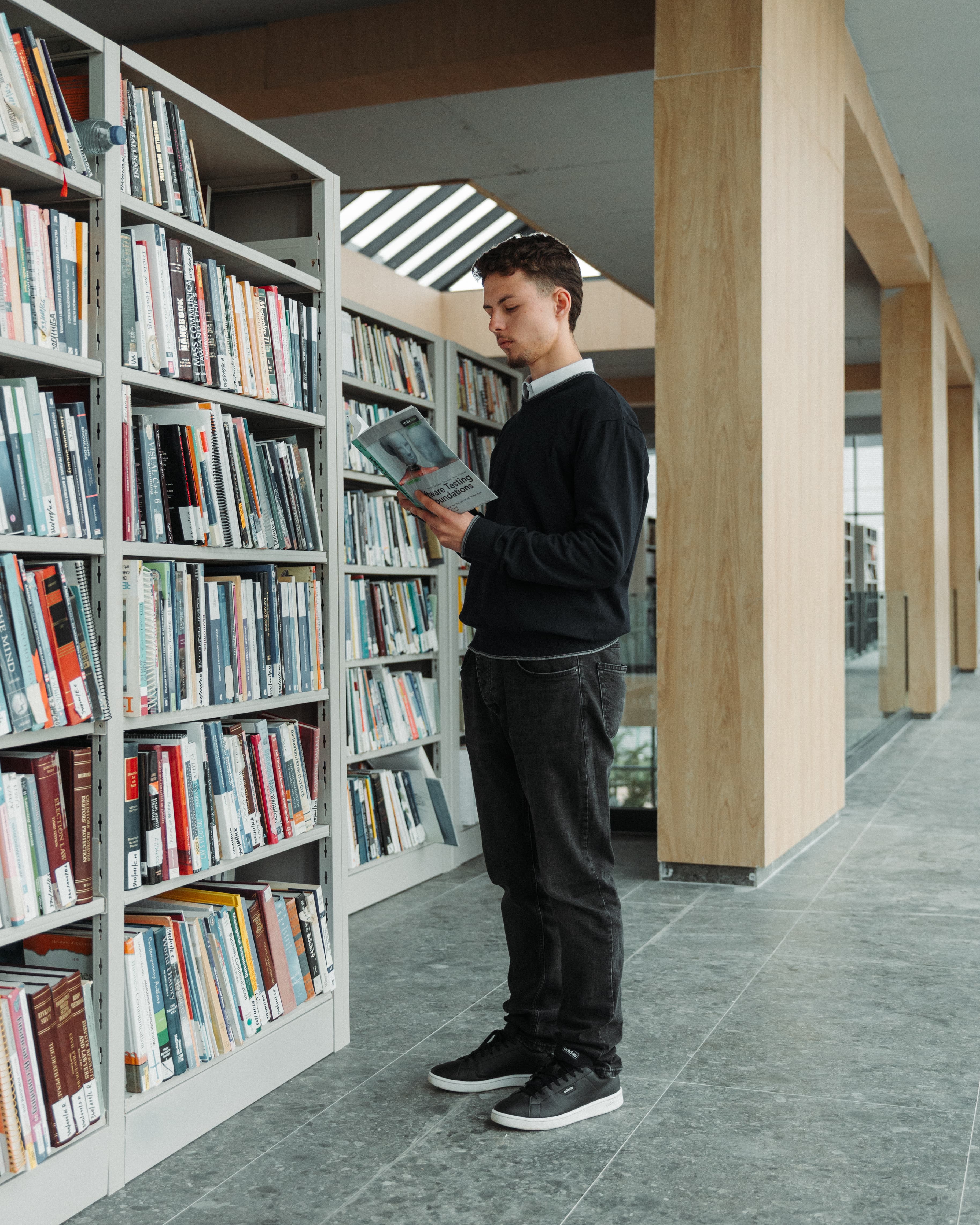 Hapësirë studimi në bibliotekën e UNI-t