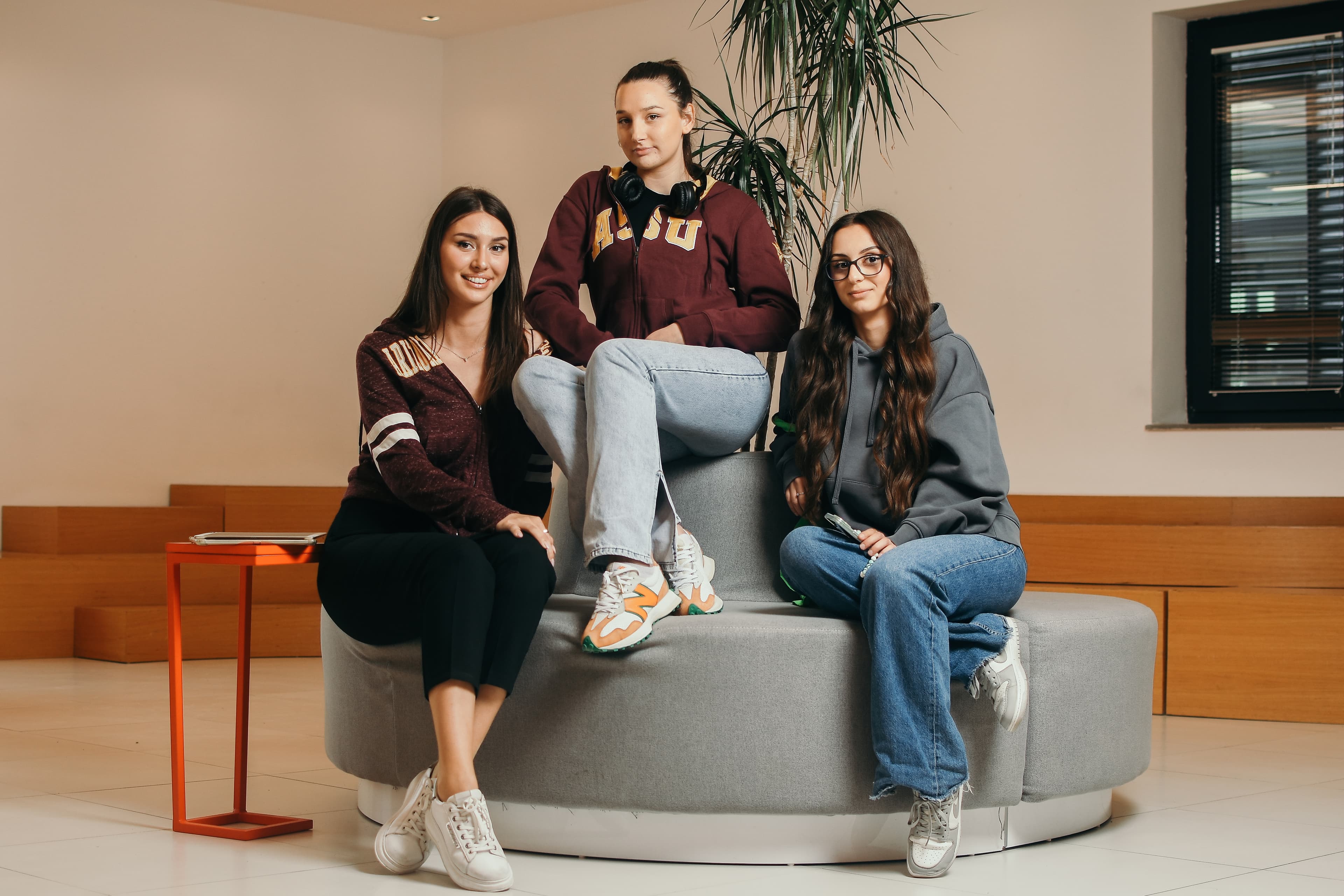 Studentë në një atmosferë të ngrohtë në kampusin e UNI-t