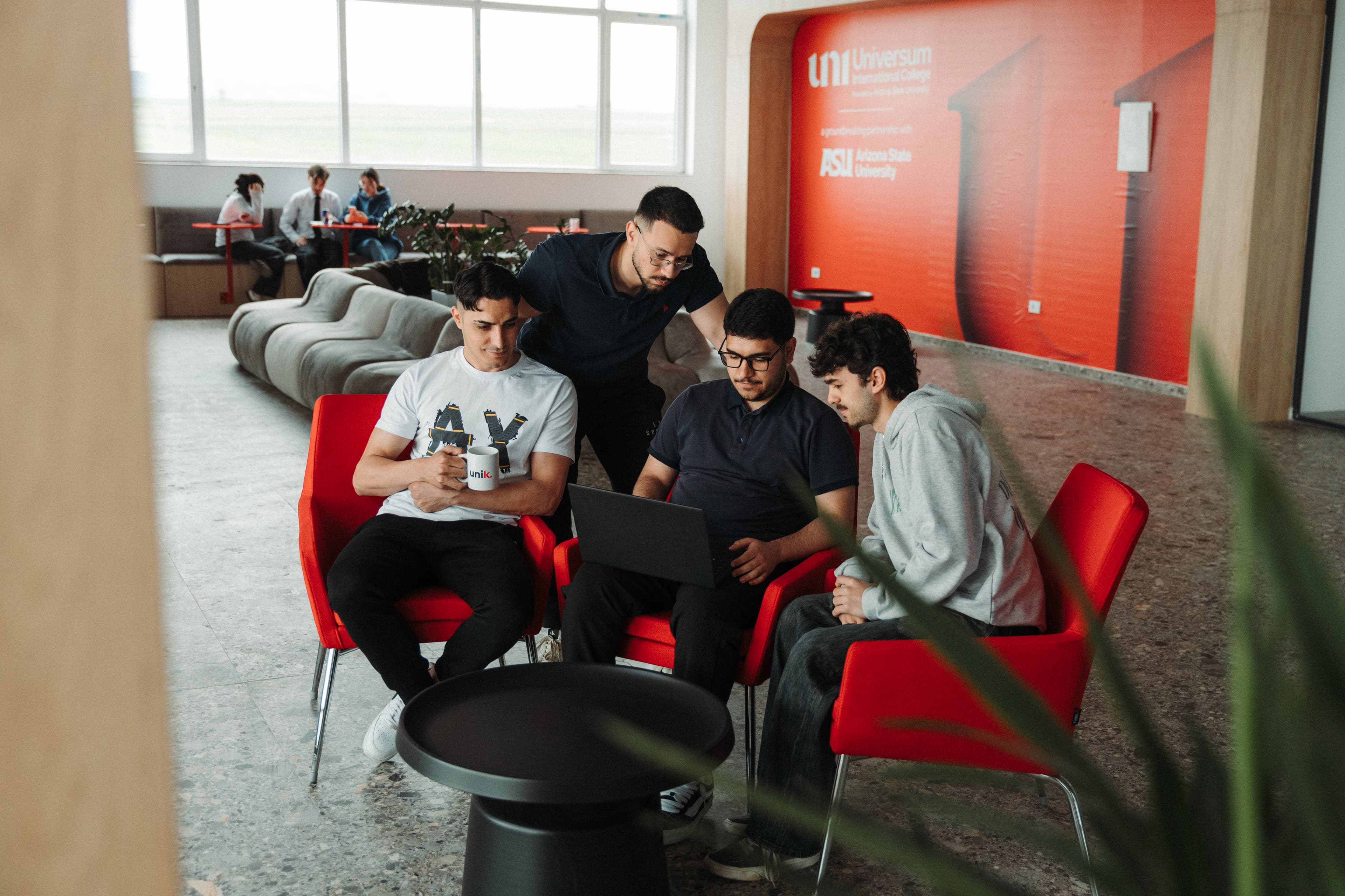 Hapësirë pune në kampusin e UNI-t