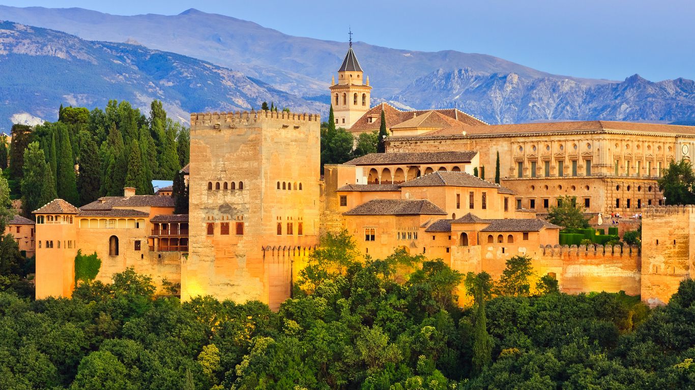 UNI-Universum International College shpall thirrjen për aplikim për mobilitet të stafit akademik (Training Week) në Universidad de Granada