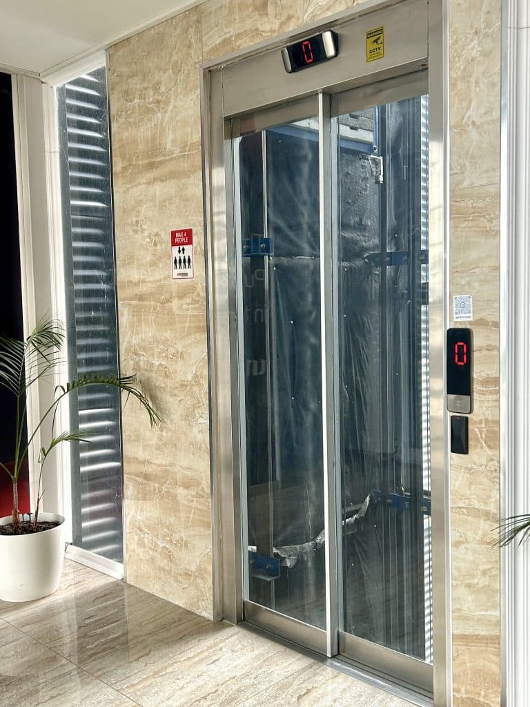 Hapësirë me lift dhe rampë të qasshme në kampusin UNI