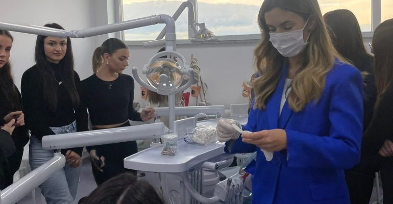 Studentët përsosin teknikat e higjienës dentare gjatë puntorisë me profesionistë mjekësor